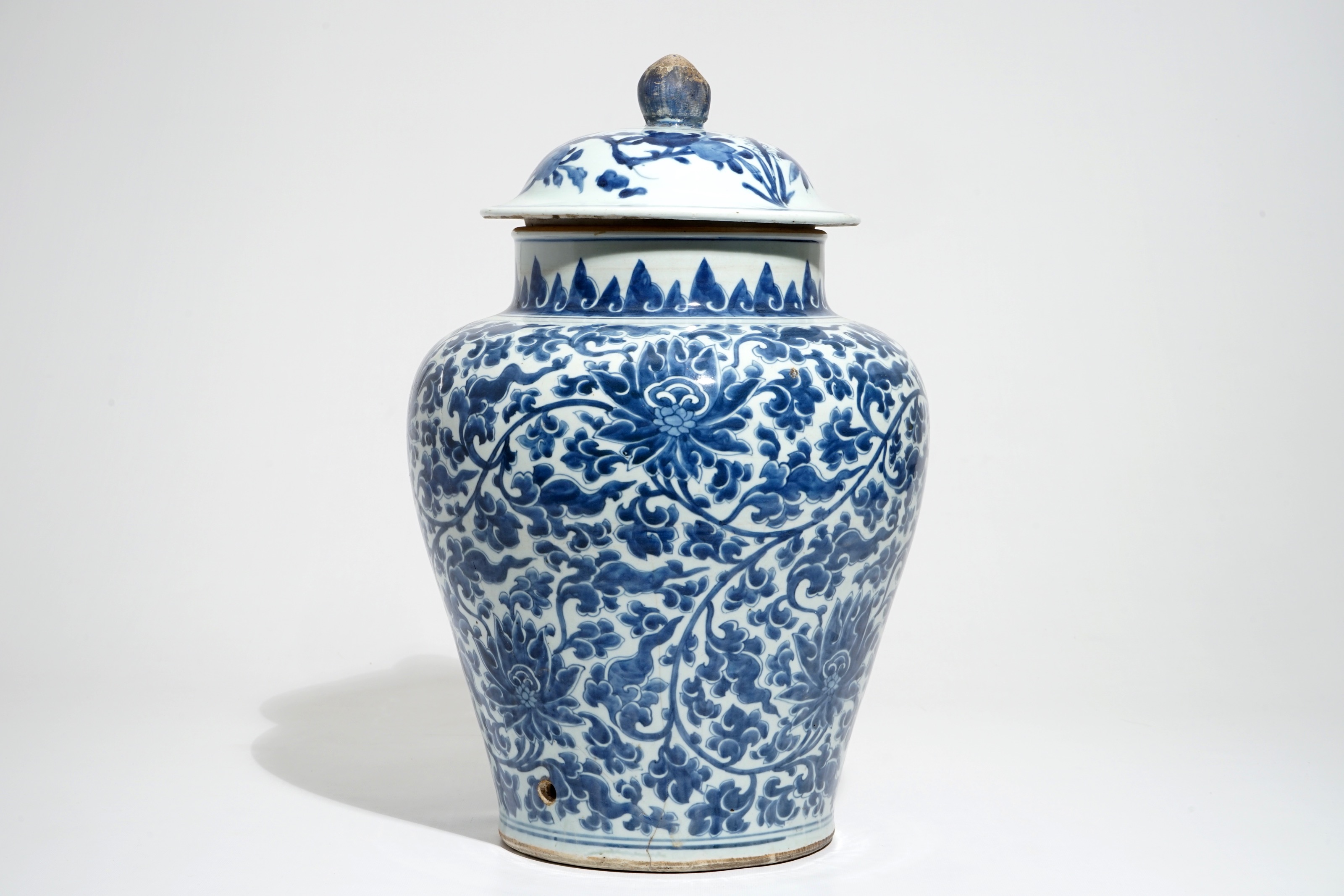 Un Grand Vase Couvert En Porcelaine De Chine Bleu Et Blanc Aux Rinceaux