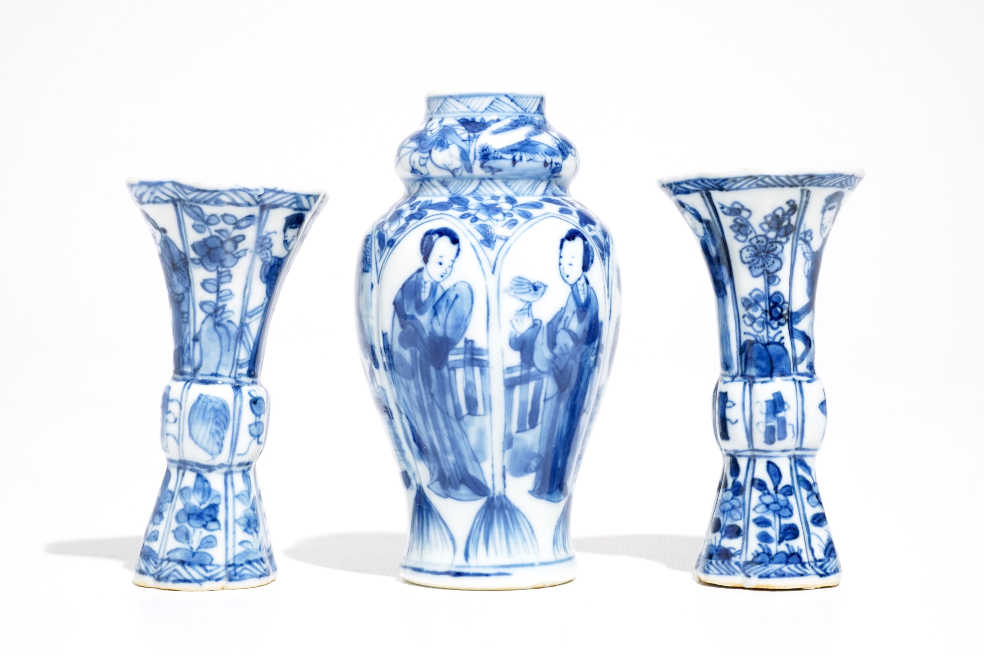 Trois Petits Vases En Porcelaine De Chine Bleu Et Blanc Aux Longues