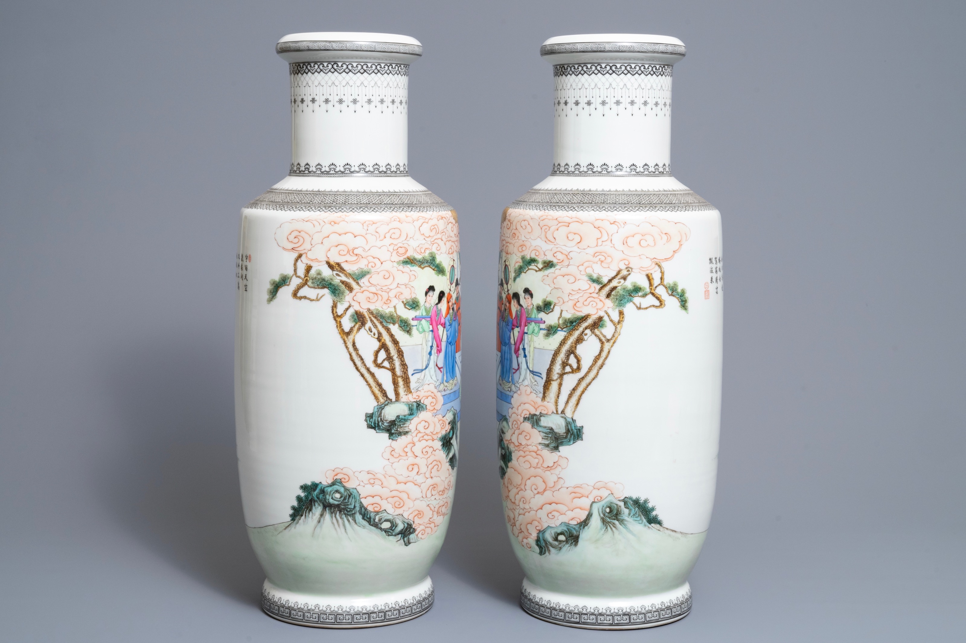 Une Paire De Vases De Forme Rouleau En Porcelaine De Chine Famille Rose