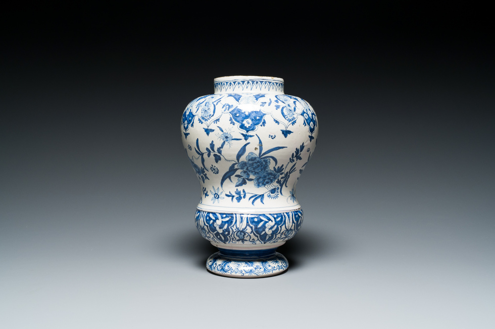 Vase En Fa Ence En Bleu Et Blanc D Cor Floral Dans Le Style De Delft