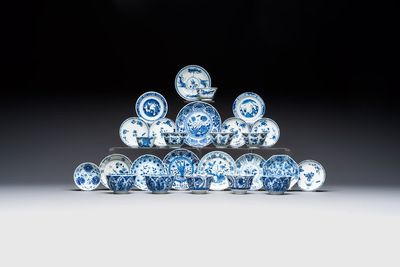 10 Chinese blue and white cups and 16 saucers, Kangxi and later