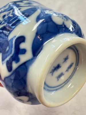 11 Chinese blue and white cups and 10 saucers, Kangxi and jade marks, 18/19th C. — photo 75