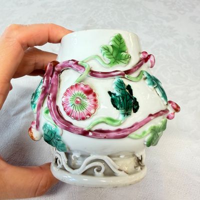11 Chinese famille rose wares, one with gilt-bronze mounts — 照片 21