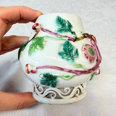 11 Chinese famille rose wares, one with gilt-bronze mounts — 照片 23