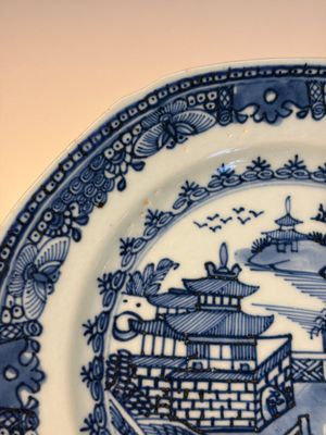 11 Chinese Imari-style and blue and white wares, Yongzheng/Qianlong — foto 33