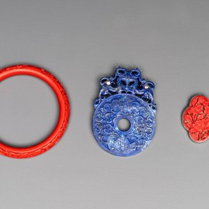 11 Chinese lacquer, carved stone and porcelain wares,  20th C. — photo 2