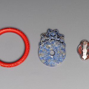 11 Chinese lacquer, carved stone and porcelain wares,  20th C. — photo 3