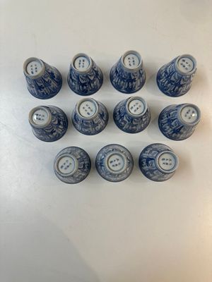 11 Japanese blue and white cups and 12 saucers with floral design, Chenghua mark, Meiji, 19th C. — photo 2