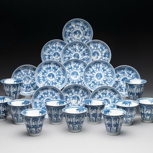 11 Japanese blue and white cups and 12 saucers with floral design, Chenghua mark, Meiji, 19th C. — photo 1