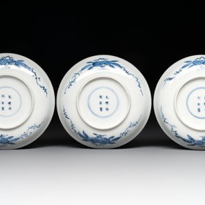 11 Japanese blue and white cups and 12 saucers with floral design, Chenghua mark, Meiji, 19th C. — photo 5