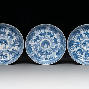 11 Japanese blue and white cups and 12 saucers with floral design, Chenghua mark, Meiji, 19th C. — photo 6