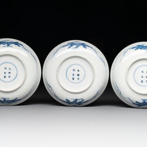 11 Japanese blue and white cups and 12 saucers with floral design, Chenghua mark, Meiji, 19th C. — photo 7