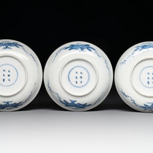 11 Japanese blue and white cups and 12 saucers with floral design, Chenghua mark, Meiji, 19th C. — photo 9