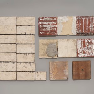 11 William de Morgan Persian-style tiles with floral design and 22 Poole pottery border tiles, 19/20th C. — 照片 2