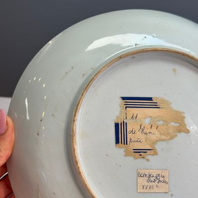 A Chinese famille rose armorial dish with the arms of Goos de Ghyseghem, Vecquemans and Golbeau for the Belgian market — photo 11