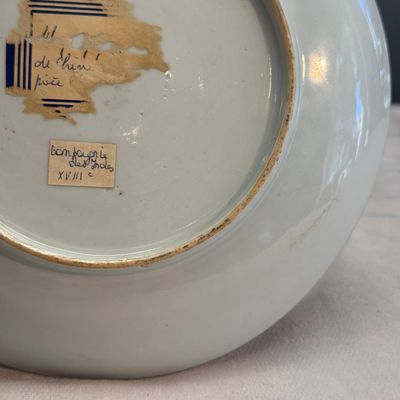 A Chinese famille rose armorial dish with the arms of Goos de Ghyseghem, Vecquemans and Golbeau for the Belgian market — photo 13