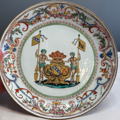 A Chinese famille rose armorial dish with the arms of Goos de Ghyseghem, Vecquemans and Golbeau for the Belgian market — photo 1