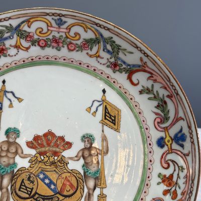 A Chinese famille rose armorial dish with the arms of Goos de Ghyseghem, Vecquemans and Golbeau for the Belgian market — photo 4