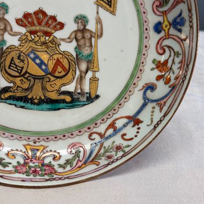 A Chinese famille rose armorial dish with the arms of Goos de Ghyseghem, Vecquemans and Golbeau for the Belgian market — photo 5