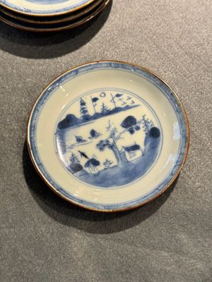 12 Chinese blauw-witte koppen en 13 schotels, waarvan met capucijnbruine glazuur, Kangxi/Qianlong — foto 11