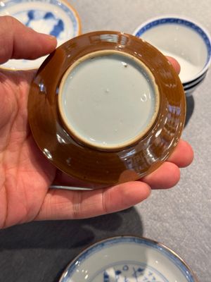 12 Chinese blauw-witte koppen en 13 schotels, waarvan met capucijnbruine glazuur, Kangxi/Qianlong — foto 13
