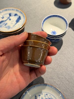 12 Chinese blauw-witte koppen en 13 schotels, waarvan met capucijnbruine glazuur, Kangxi/Qianlong — foto 15