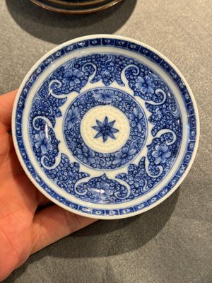 12 Chinese blauw-witte koppen en 13 schotels, waarvan met capucijnbruine glazuur, Kangxi/Qianlong — foto 2