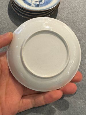 12 Chinese blauw-witte koppen en 13 schotels, waarvan met capucijnbruine glazuur, Kangxi/Qianlong — foto 5