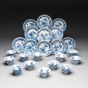 12 Chinese blue and white cups and 11 saucers with birds among flowering branches, Kangxi — foto 1