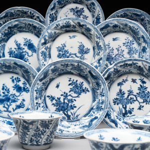 12 Chinese blue and white cups and 11 saucers with birds among flowering branches, Kangxi — foto 2