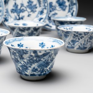 12 Chinese blue and white cups and 11 saucers with birds among flowering branches, Kangxi — foto 3