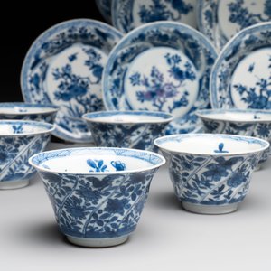 12 Chinese blue and white cups and 11 saucers with birds among flowering branches, Kangxi — foto 4