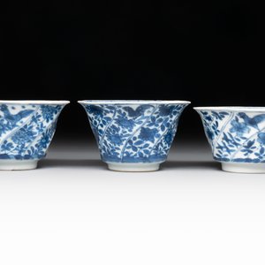 12 Chinese blue and white cups and 11 saucers with birds among flowering branches, Kangxi — foto 5