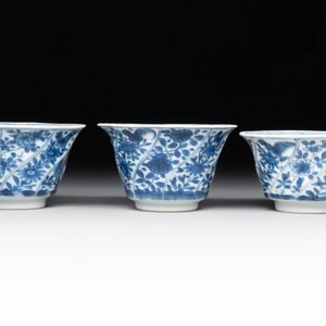 12 Chinese blue and white cups and 11 saucers with birds among flowering branches, Kangxi — foto 6