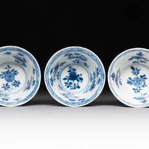 12 Chinese blue and white cups and 11 saucers with birds among flowering branches, Kangxi — foto 7
