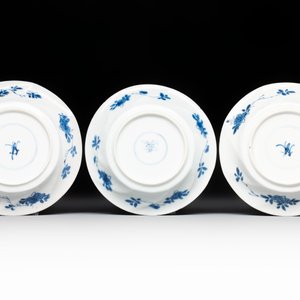 12 Chinese blue and white cups and 11 saucers with birds among flowering branches, Kangxi — foto 10