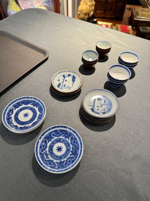 12 Chinese blue and white cups and 13 saucers, including capucin-brown glazed, Kangxi/Qianlong — 照片 1