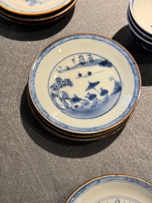 12 Chinese blue and white cups and 13 saucers, including capucin-brown glazed, Kangxi/Qianlong — 照片 12