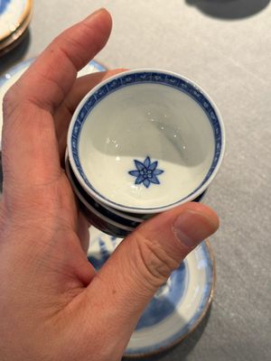 12 Chinese blue and white cups and 13 saucers, including capucin-brown glazed, Kangxi/Qianlong — 照片 9