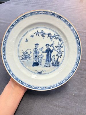 12 Chinese blue and white plates with figural and floral design, 18th C. — 照片 1