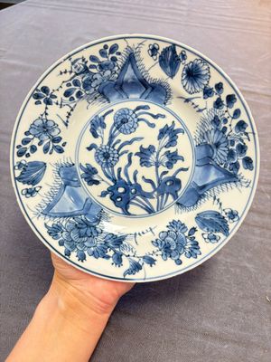 12 Chinese blue and white plates with figural and floral design, 18th C. — 照片 3