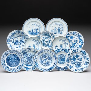 12 Chinese blue and white plates with figural and floral design, 18th C. — 照片 1