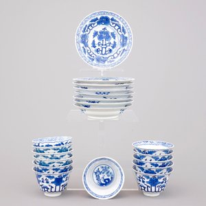 12 Chinese blue and white porcelain cups and eight saucers, 19th C. — photo 1