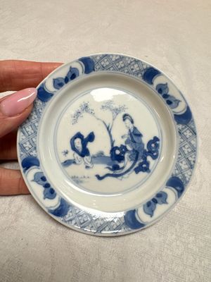 12 Chinese blue and white saucers with figural design, lingzhi and Chenghua marks, Kangxi — photo 1