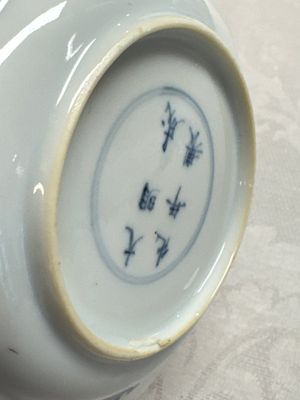 12 Chinese blue and white saucers with figural design, lingzhi and Chenghua marks, Kangxi — photo 11