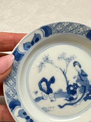 12 Chinese blue and white saucers with figural design, lingzhi and Chenghua marks, Kangxi — photo 4