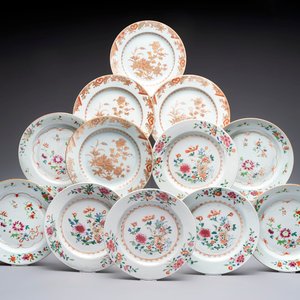 12 Chinese famille rose  and gilt-decorated plates with floral design, Qianlong — photo 1