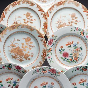 12 Chinese famille rose  and gilt-decorated plates with floral design, Qianlong — photo 2
