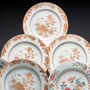 12 Chinese famille rose  and gilt-decorated plates with floral design, Qianlong — photo 3