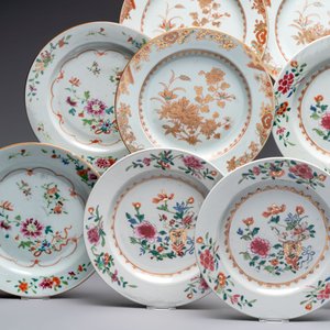 12 Chinese famille rose  and gilt-decorated plates with floral design, Qianlong — photo 4